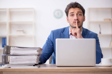 Ofiste çalışan genç bir çalışan.