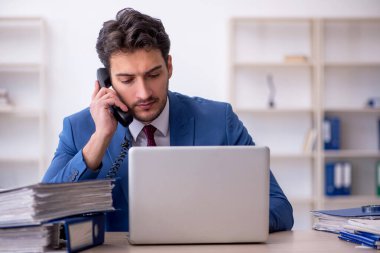 Ofiste çalışan genç bir çalışan.