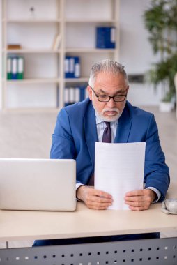 Ofiste çalışan eski bir çalışan.