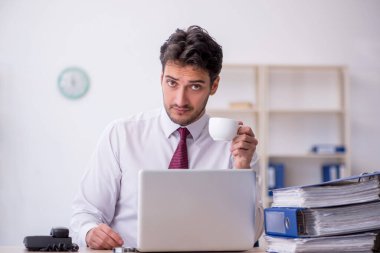 Molada kahve içen genç bir çalışan.