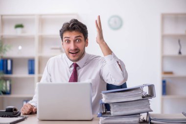 Ofiste çalışan genç bir çalışan.