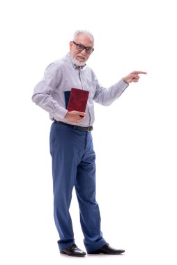 Yaşlı erkek patron beyaz kitaplarla izole edilmiş kitapları tutuyor.