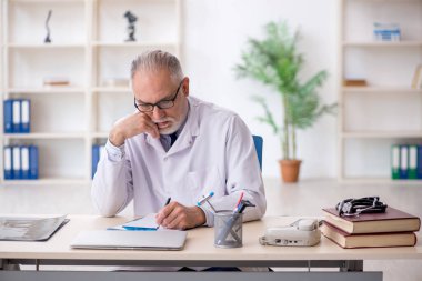 Hastanede çalışan yaşlı doktor.