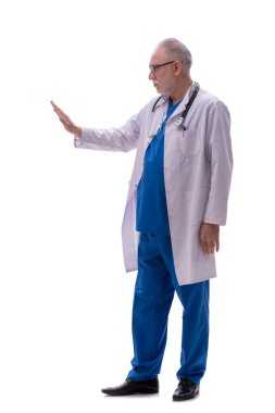 Yaşlı doktor beyazı izole etti.