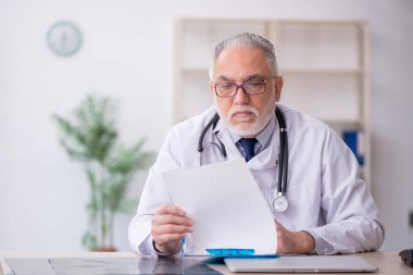 Hastanede çalışan yaşlı doktor.