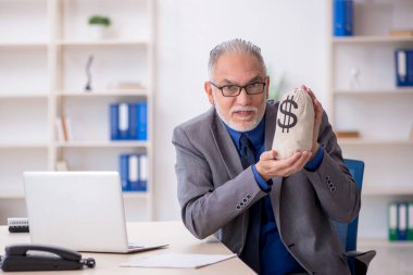 Eski maaş konsepti çalışanı.