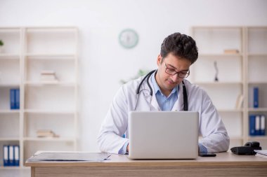 Teletıp konseptinde genç doktor