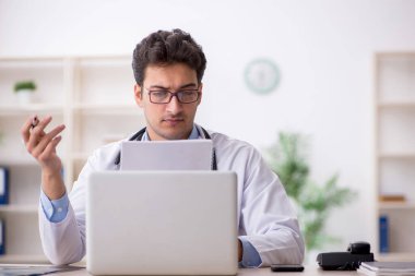 Hastanede çalışan genç bir doktor.