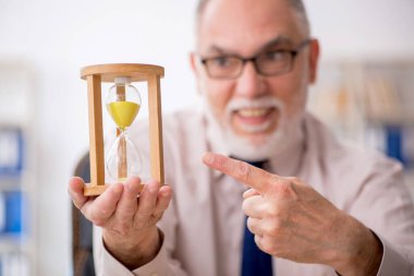 Zaman yönetimi konseptinde eski bir çalışan