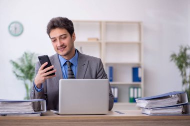 Ofiste çalışan genç bir çalışan.