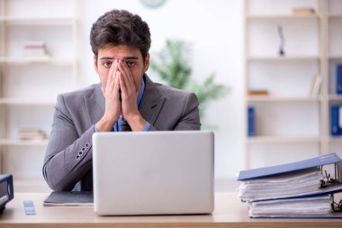 Ofiste çalışan genç bir çalışan.