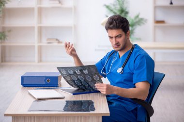 Hastanede çalışan genç doktor radyoloji uzmanı.