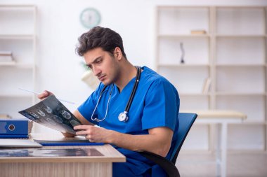 Hastanede çalışan genç doktor radyoloji uzmanı.