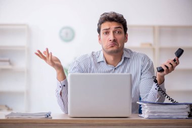 İş yerinde çalışan genç bir çalışan.