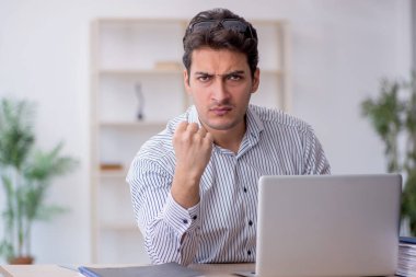 İş yerinde çalışan genç bir çalışan.