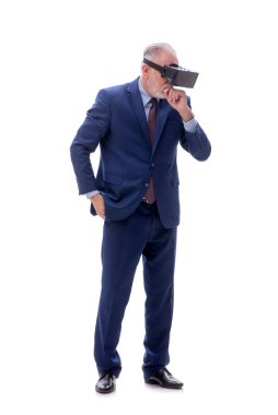 Beyaz gözlük takan eski patron.