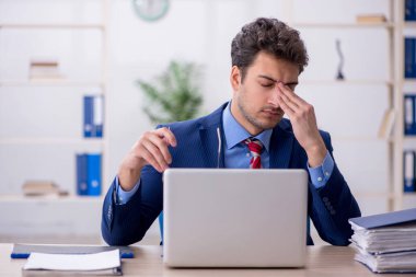 Ofiste çalışan genç bir çalışan.