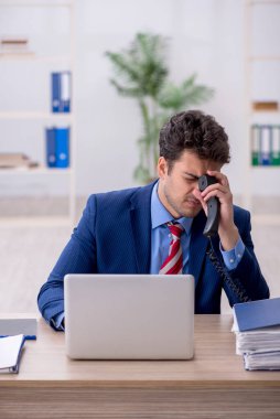 Ofiste çalışan genç bir çalışan.