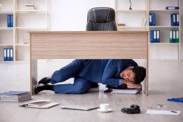 職場での過度の仕事に不満を持つ若い従業員 — ストック写真