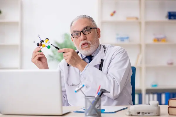 Starý Lékař Drží Molekulární Model — Stock fotografie