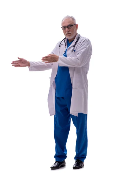 Yaşlı Doktor Beyazı Izole Etti — Stok fotoğraf