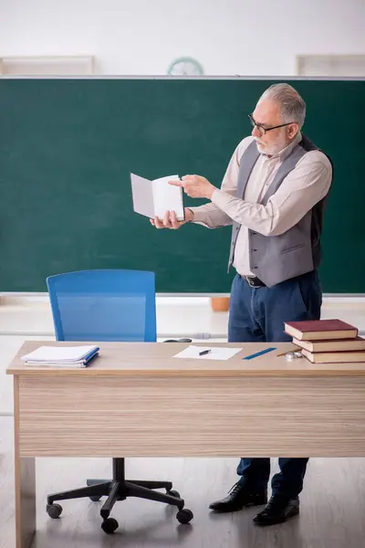 Old Teacher Front Green Board — Stock Photo, Image