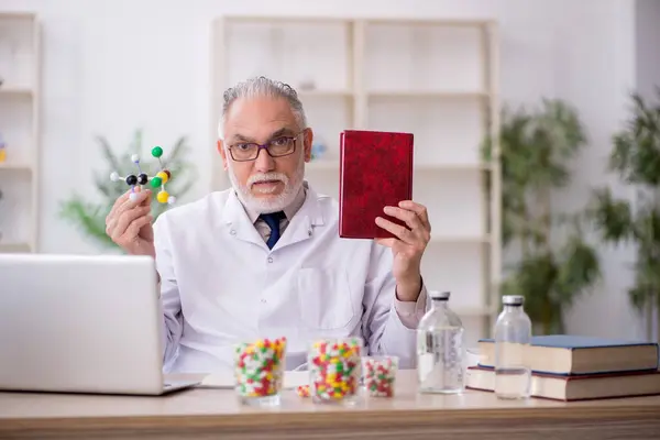 Starý Lékař Drží Molekulární Model — Stock fotografie