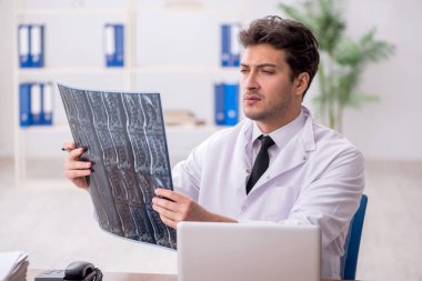 Hastanede çalışan genç doktor radyoloji uzmanı.