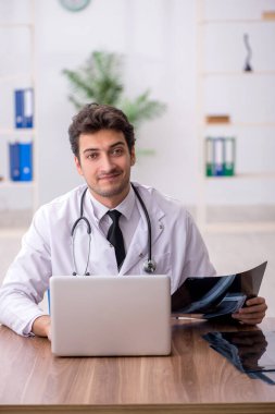 Hastanede çalışan genç doktor radyoloji uzmanı.