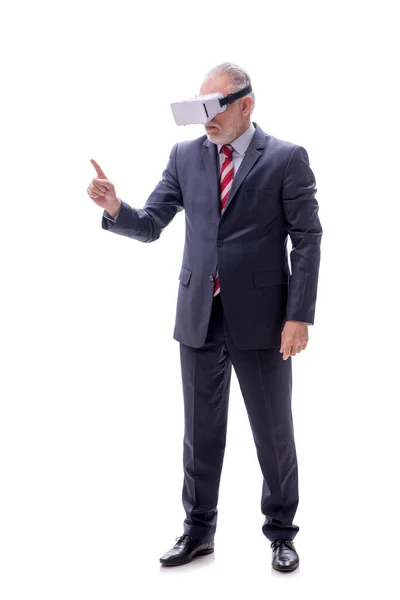 白で隔離された仮想メガネを身に着けているビジネスマン — ストック写真