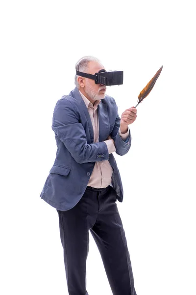Alter Schriftsteller Genießt Virtuelle Brille Isoliert Auf Weiß — Stockfoto