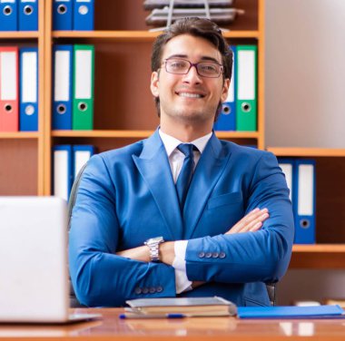 Ofiste çalışan genç çalışan.