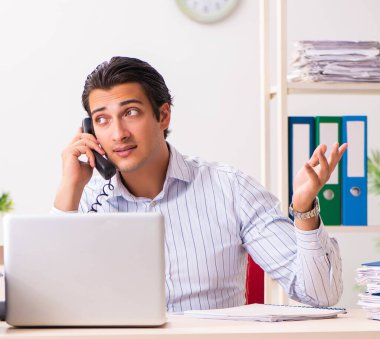 Ofiste oturan genç çalışan.