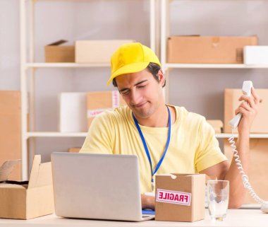 Kutu taşıma servisinde çalışan yakışıklı müteahhit.