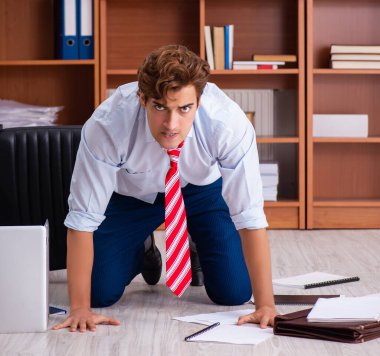 Ofiste oturan mutsuz iş adamı.