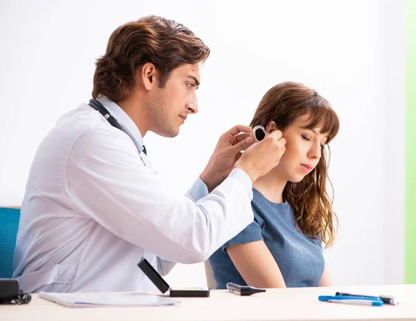 Pacient Slyšení Problém Návštěvou Lékaře Otorhinolaryngologist — Stock fotografie
