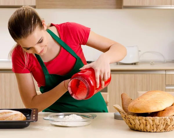 Den Unga Kvinnliga Bagaren Som Arbetar Köket — Stockfoto