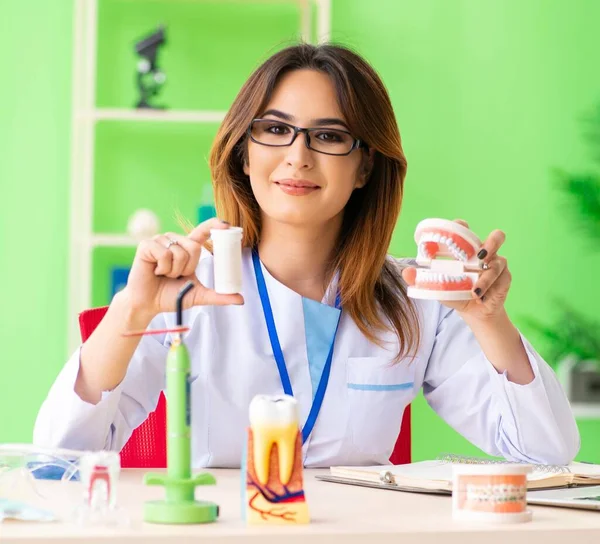 Woman Dentist Working Teeth Implant — Stock Photo, Image