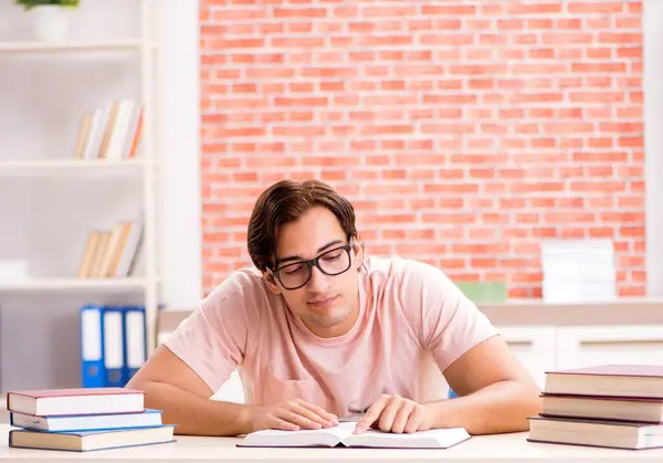 Joven Estudiante Que Prepara Para Los Exámenes Universitarios — Foto de Stock