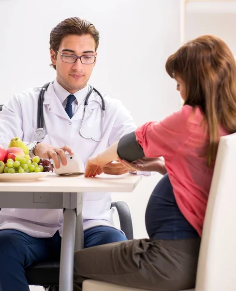 Hamile Kadın Doktoru Ziyaret Edip Sağlıklı Beslenmeyi Tartışıyor — Stok fotoğraf