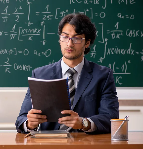 Mladý Učitel Matematiky Třídě — Stock fotografie
