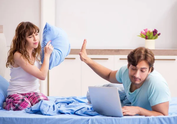 Das Junge Paar Mit Laptop Schlafzimmer — Stockfoto