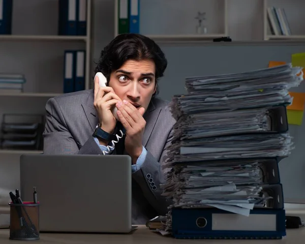 Young Male Employee Working Late Office — Stock Photo, Image