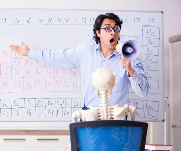Joven Profesor Química Masculina Esqueleto Estudiante — Foto de Stock