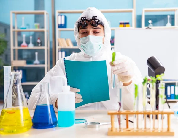 Den Manliga Bioteknikforskaren Kemist Arbetar Labbet — Stockfoto