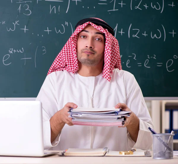 Arab Teacher Front Chalkboard — Stock Photo, Image