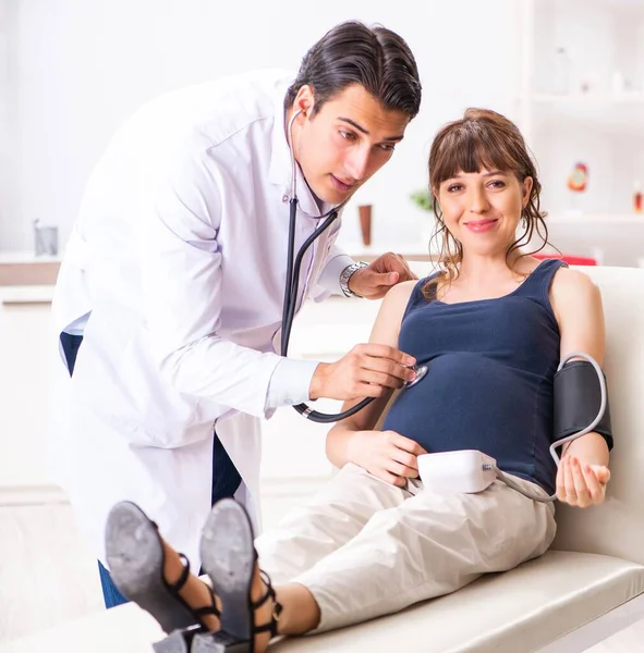 Médico Joven Que Revisa Presión Arterial Las Mujeres Embarazadas —  Fotos de Stock