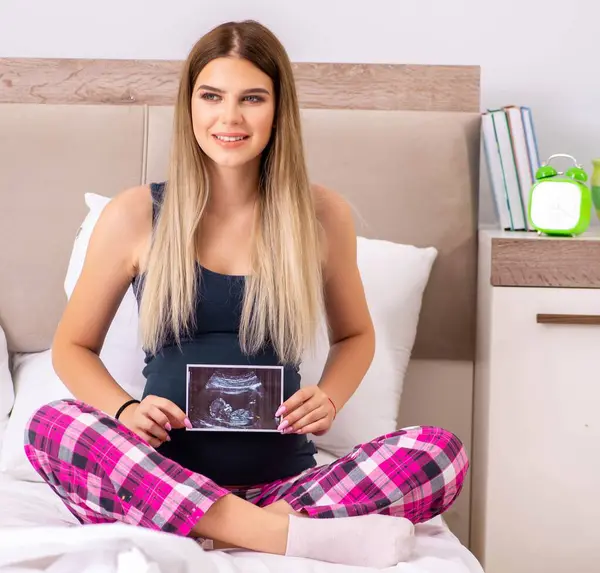 ベッドの中の幸せな若い妊婦 — ストック写真