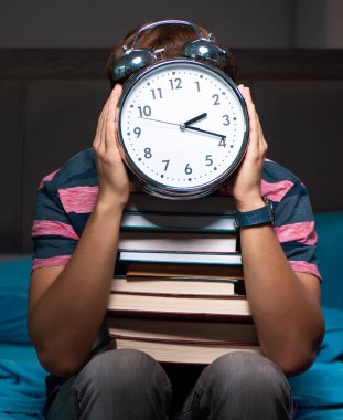 Genç yakışıklı öğrenci gece sınavlarına hazırlanıyor.