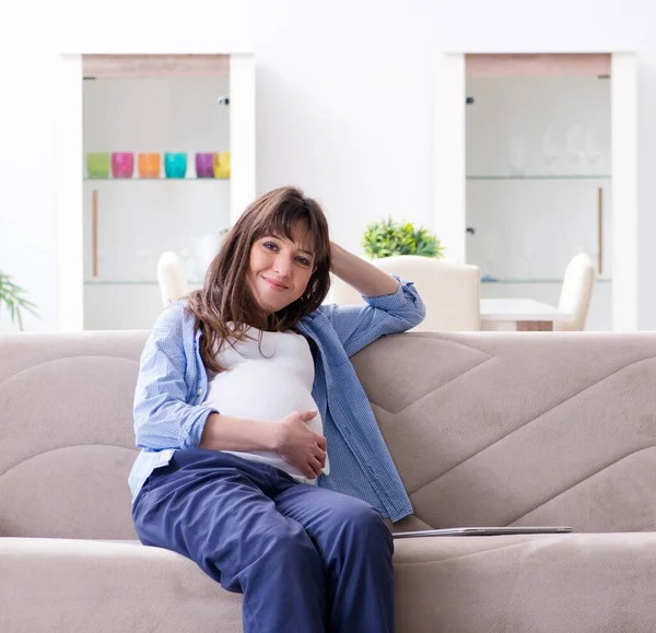 Mujer Embarazada Relajándose Sofá — Foto de Stock